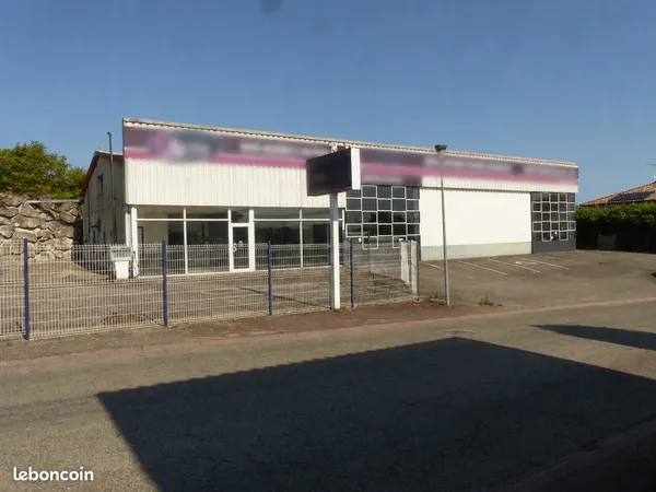 Ensemble immobilier d'activité avec showroom, bureaux, entrepôt et parking privé