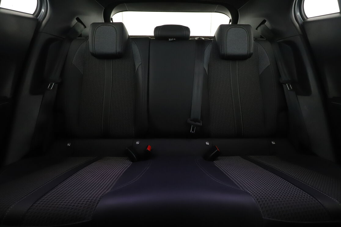 Peugeot 2008 1.2 PureTech GT EAT8 — photo 14