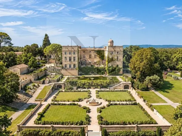 Château 40 pièces 3500 m²