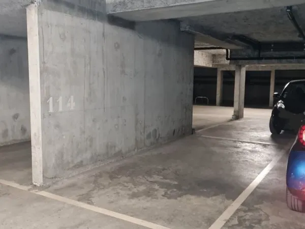 Place de parking sécurisée au rez de chaussée dans une résidence fermée sécurisée avec bip
