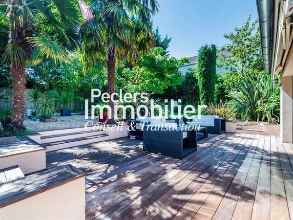 Propriété de caractère au coeur de Rueil-Malmaison - 250 m² avec jardin et dépendances