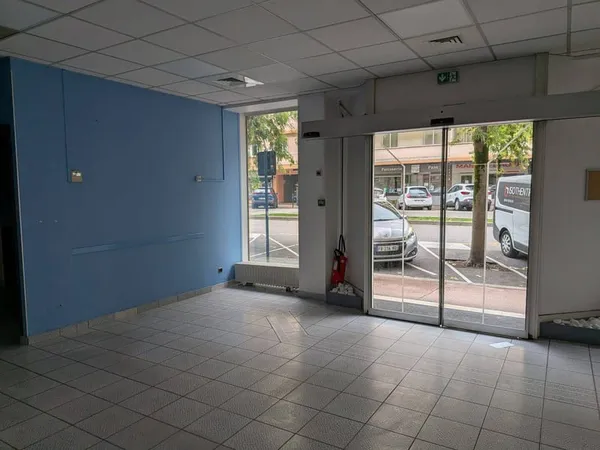 Local commercial 163 m²