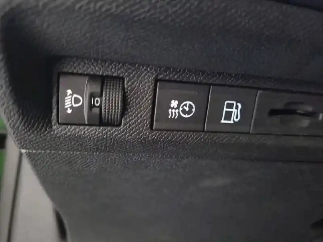 Peugeot 308 phev 180 e-eat8 — photo 30