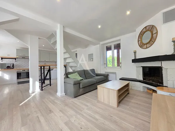 Maison de village à Pierre-Levée grandement rénovée 3 chambres avec véranda et garage - Terrain clos