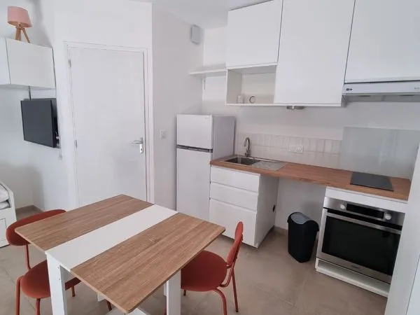 Joli studio rénové en rez-de-jardin avec terrasse