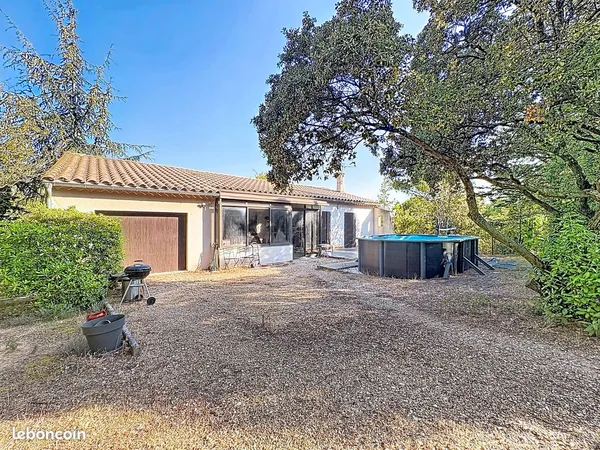 Maison de plain-pied 110 m² T4 3 chambres avec véranda, jardin, piscine et garage - Villeneuve-lès-A