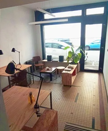 Deux postes de travail dans un bureau partagé
