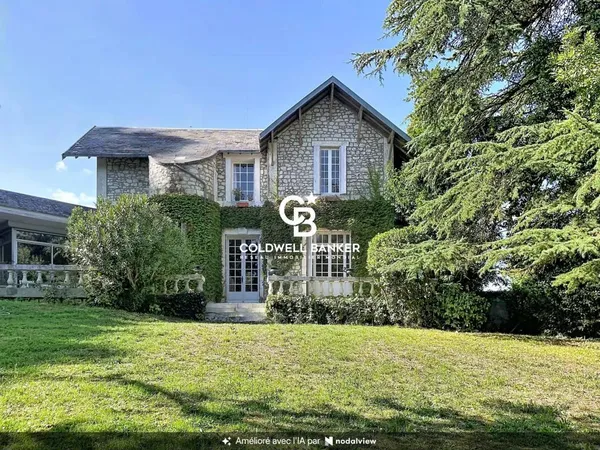 Vends maison de ville - 256 m² - 10 pièces, 5 chambres - Saintes 17100