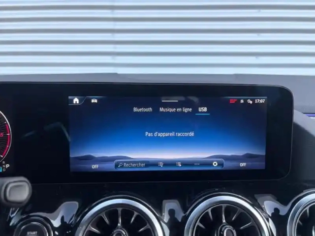 Mercedes Gla 200 d amg line — photo 17