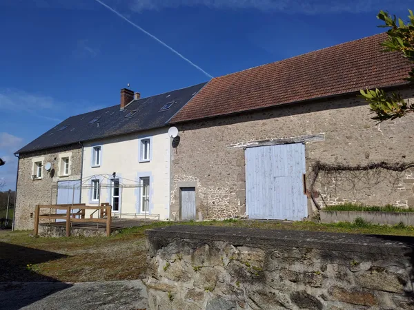 Totalement Renoves : Maison De 200 M2 + 2 Appartements Independants et 4600 m2 De Terrain