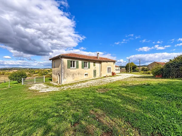 Corps de ferme en pleine campagne constitué de 4 logements