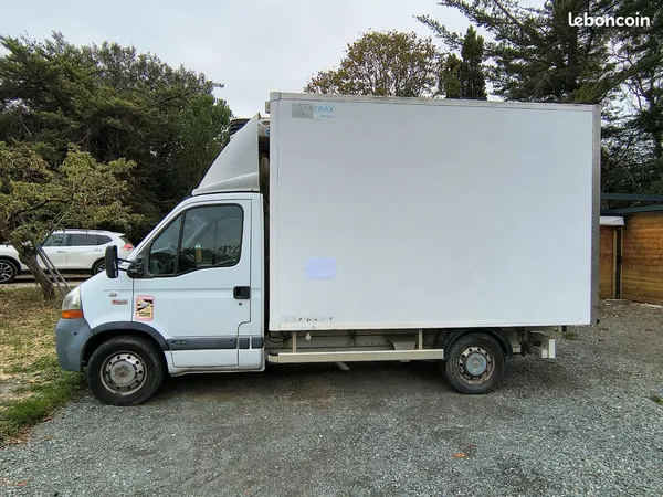 Emplacement parking camping car ou bateau sur remorque