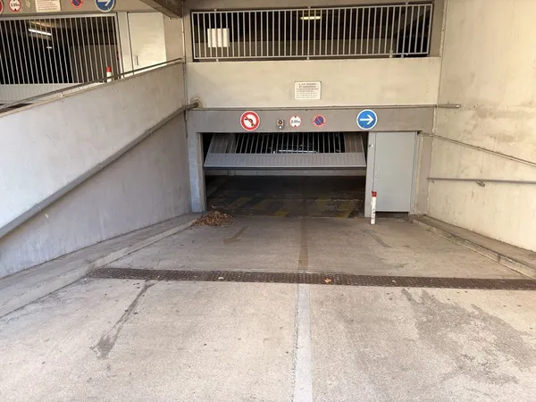 Place de parking 18 m² couverte et sécurisée ? Château Sec 1