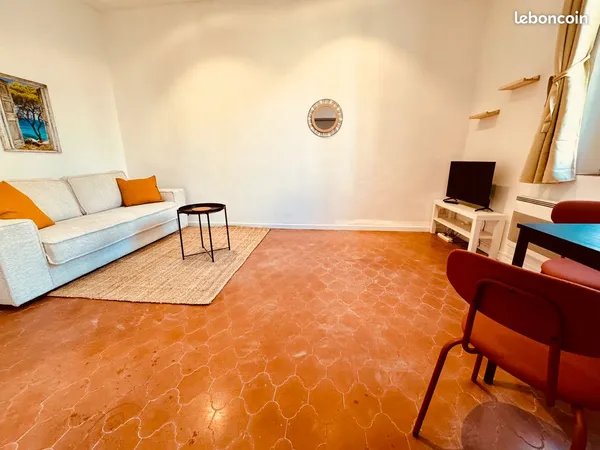 Studio en bon état au calme avec balcon à 2 pas de tout