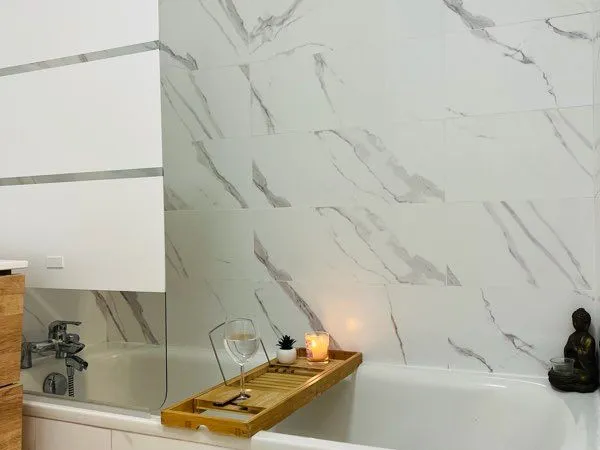 Appartement avec place, parking double couverte, Cave et un grand balcon
