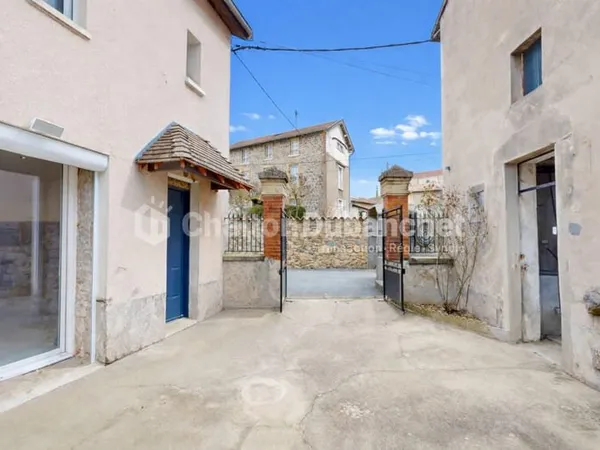 Maison de ville Saint Just La Pendue 107.5m² avec extérieur et dépendances.