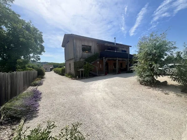 Propriété individuelle moderne avec 7 chalets indépendants su