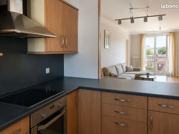 Appartement traversant T3 centre ville avec parking