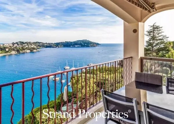 VILLEFRANCHE-SUR-MER - Appartement rénové avec terrasse et vue panoramique sur la rade et le Cap Fer
