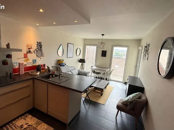 Appartement T2 - Dernier étage avec ascenseur, balcon et parking couvert