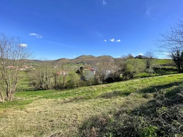 Terrain constructible 3 400 m² - Vue montagnes - Saint-Esteben