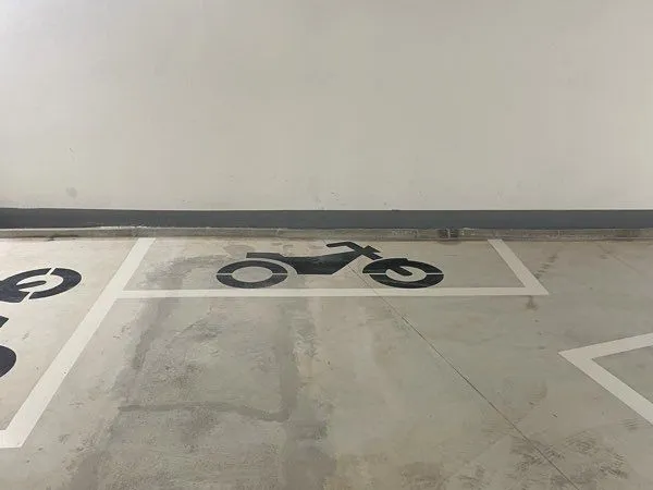 Place parking 2 roues motorisées