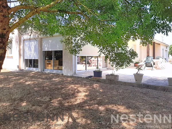 A vendre, maison de plain-pied à Saujon,137m², 8 pièces, sur un terrain d'environ 3900m²