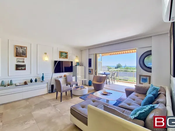 Superbe appartement lumineux avec vue mer à Antibes