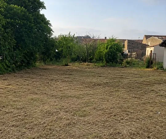 Vend terrain constructible de 370 m2 sur la commune de Ferrières. Hors lotissement
