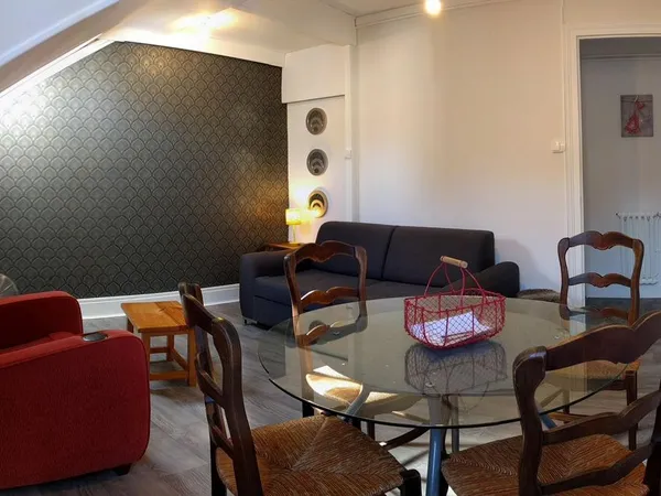 Meublé ; 2 chambres ; clim ; au calme ; proche gare et mairie ; dispo jusqu'à l'été 2027