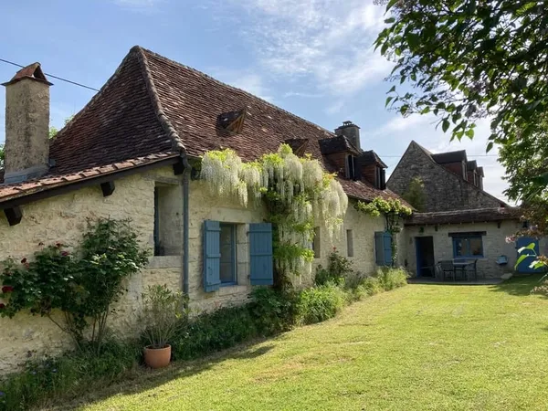 Périgord noir, à 20 minutes de Montignac-Lascaux, belle périgourdine rénovée, avec piscine chauffée 
