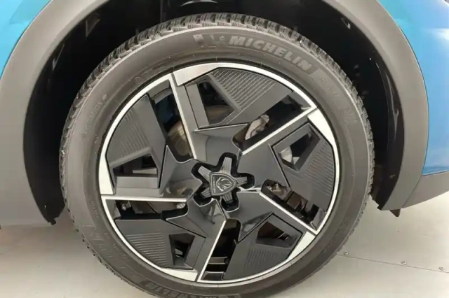 Peugeot 408 hybrid 136 e-dcs6 — photo 18