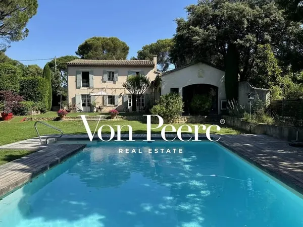 Bastide de 210 m² avec piscine et jardin à Villeneuve-lès-Avignon