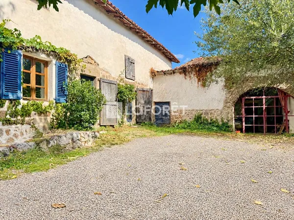 Maison de campagne avec grand terrain à St Clément les Places