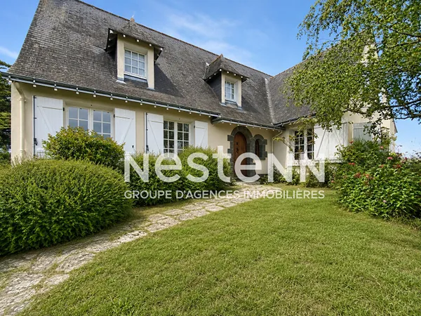 Vue imprenable sur les vignes pour cette maison familiale composée de 4 chambres et un vaste terrain