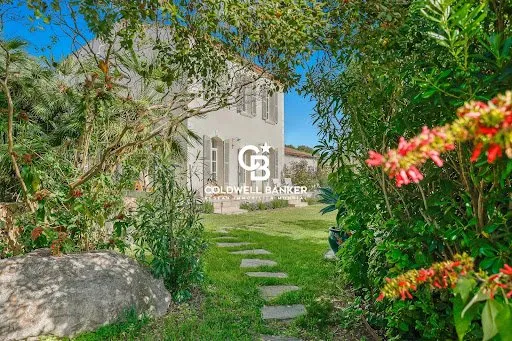 Propriété 10 pièces 213 m²