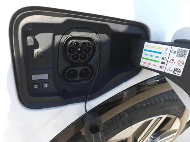 Renault Megane e-tech electric ev60 220ch iconic optimum charge -c — photo 12