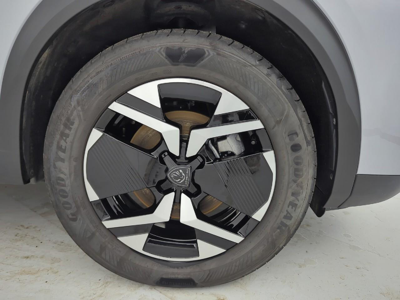 Peugeot 2008 hybrid 145 e-dcs6 allure — photo 30