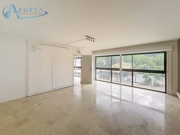 Bureau 67 m²