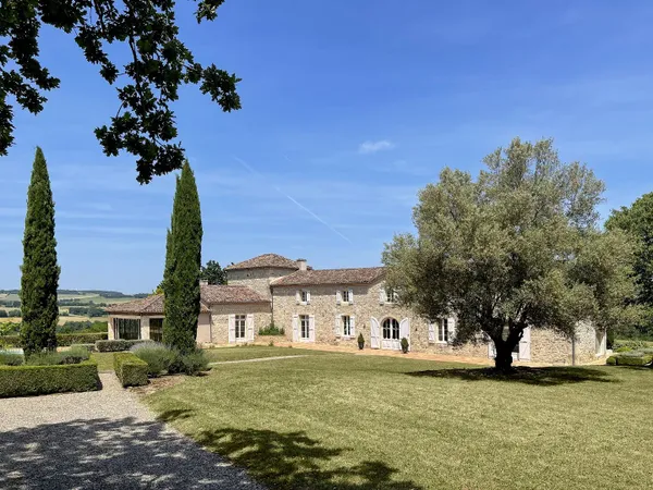 Une propriété de caractère superbement restaurée, avec vues panoramiques