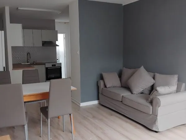 Merignac hypercentre chambres dans T5, clim, (voir service de ménage)
