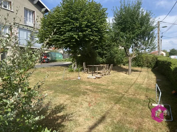 Maison d'environ 188m2 avec dépendances et jardin . Fort pot