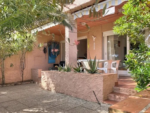Vivez au fil de l'eau à Fitou T2 meublé avec jardin privatif, terrasse vue Canigou et accès direct à