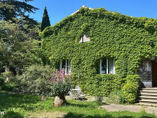 Loue grande chambre dans maison
