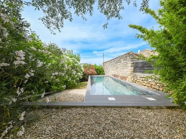 Maison de village en pierre avec jardin et piscine