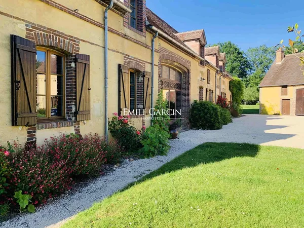 A VENDRE- Saint Sauveur en Puisaye - Bourgogne - 89- Hameau 6 longères 17 ch-Idéal projet touristiqu