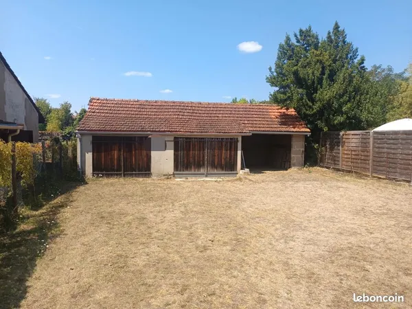 Lot de 2 garages + appenti sur terrain constructible de 250m2