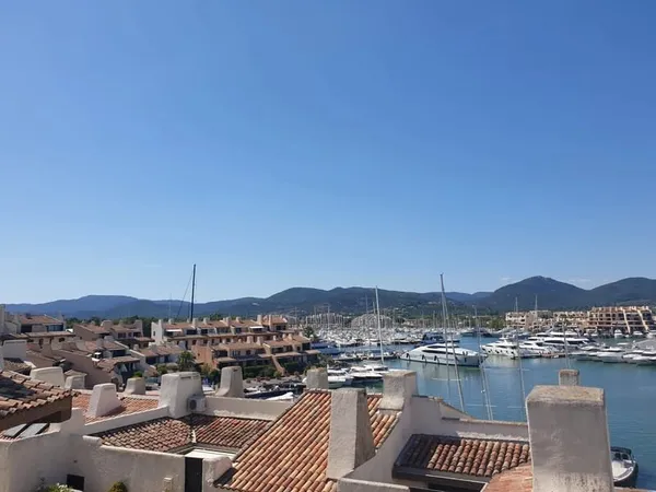 3 chambres vue port et mer 100 métres de la plage