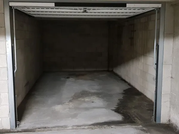 box fermé dans résidence sécurisée