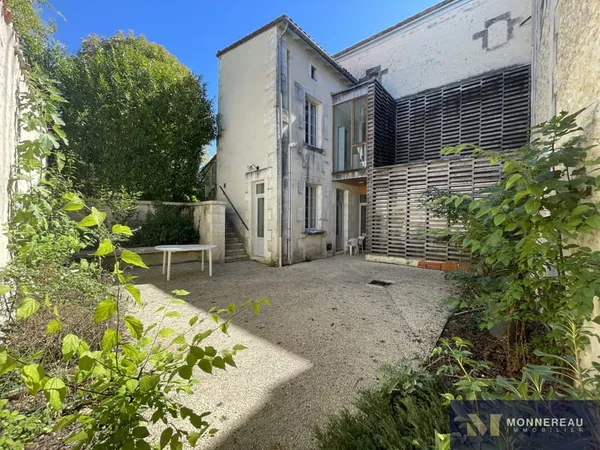 MAISON DE VILLE AVEC JARDIN